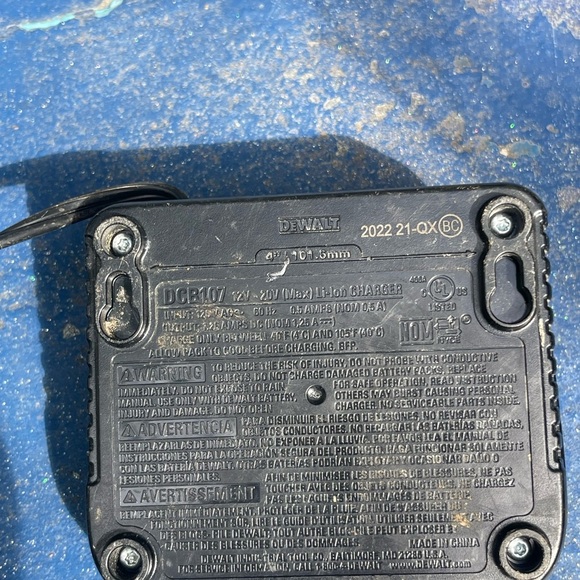 DeWalt DCB107 Charger - Picture 2 of 2